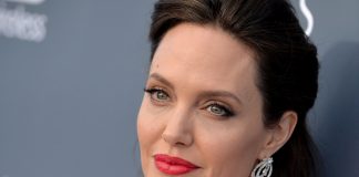 Care este biografia Angelinei Jolie?