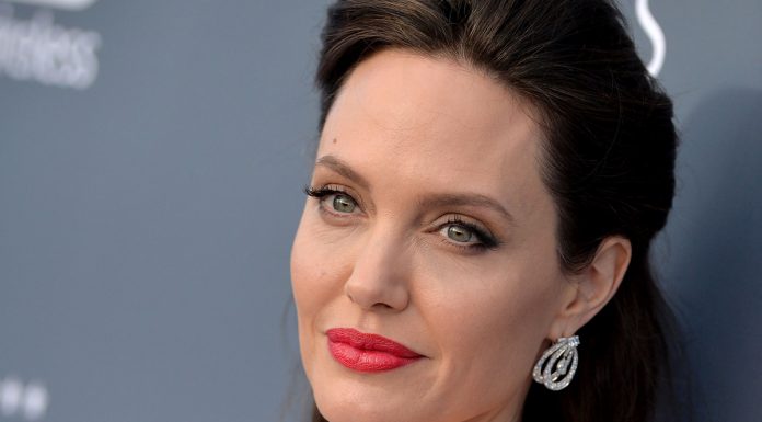Care este biografia Angelinei Jolie?