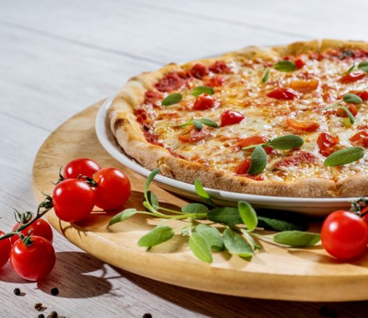 Cate calorii are pizza?
