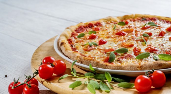 Cate calorii are pizza?