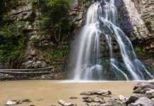 Unde se afla cascada bucias?