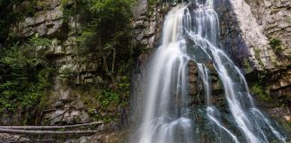 Unde se afla cascada bucias?