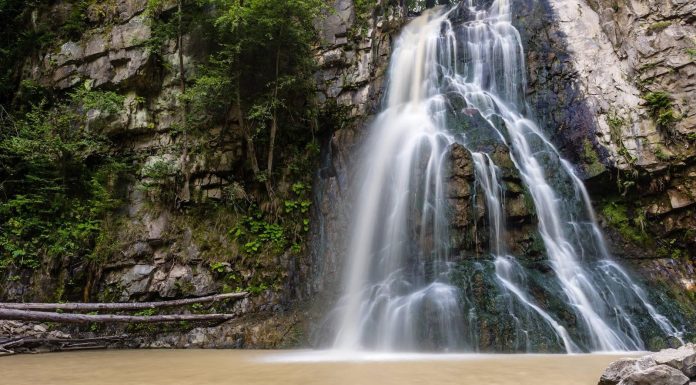 Unde se afla cascada bucias?
