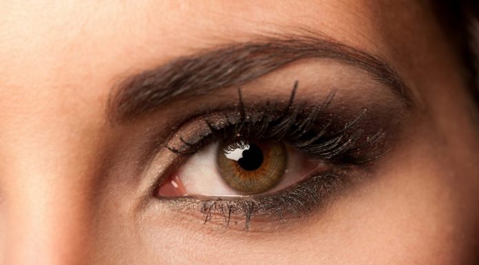 Care este cel mai potrivit machiaj pentru ochii caprui mici?