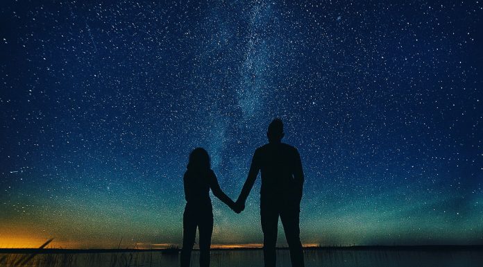 Ce sa scrii intr-un mesaj de noapte buna pentru iubit? Idei de mesaje