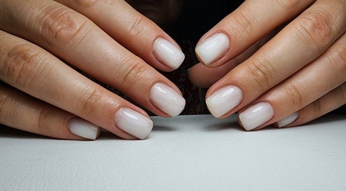 Care sunt cele mai delicate modele de unghii alb laptos?