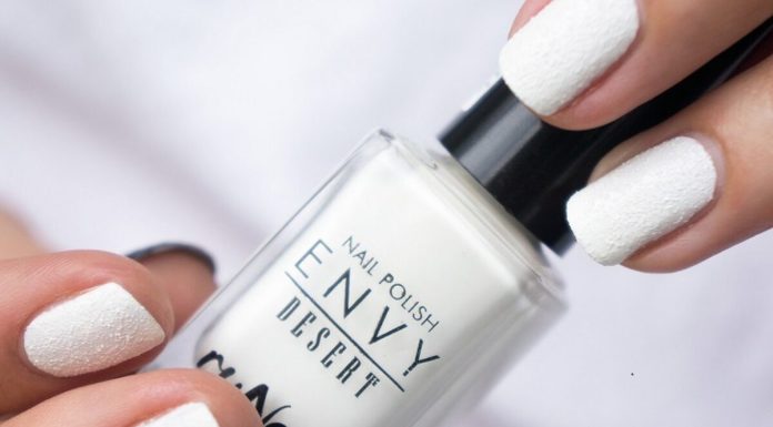 Care sunt cele mai superbe modele de unghii albe mate?