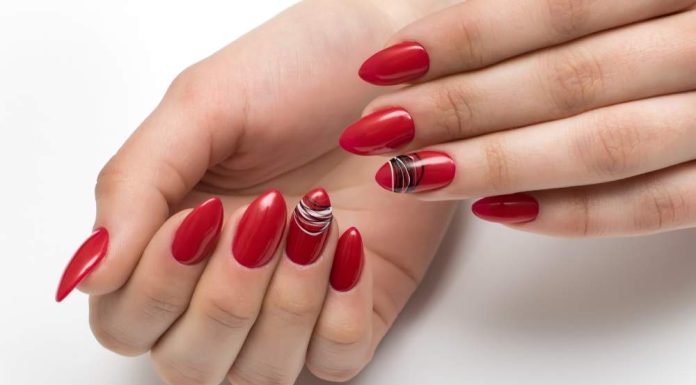 Ce modele de unghii rosii cu strasuri sa-ti faci anul acesta?