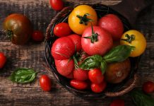 Cand se rup primele frunze la rosii. De ce este necesara defolierea tomatelor?