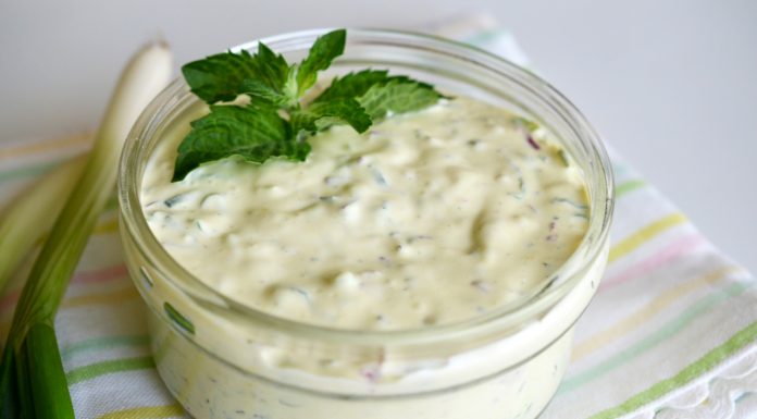 Cum se gateste sosul ranch?