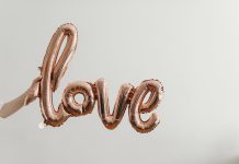 Cum sa scrii un status de iubire romantica? Idei de statusuri de iubire