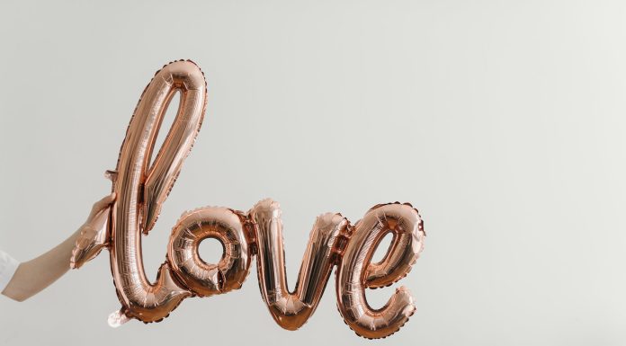 Cum sa scrii un status de iubire romantica? Idei de statusuri de iubire