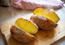 Cand se stropesc cartofii de mana si ce produse sa folosesti?