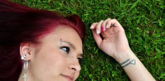 Care sunt cele mai frumoase idei de tatuaje fete la mana incheietura?
