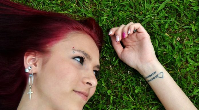 Care sunt cele mai frumoase idei de tatuaje fete la mana incheietura?