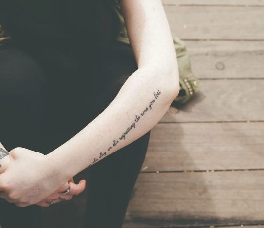 Care sunt cele mai frumoase idei de tatuaje fete la mana incheietura?