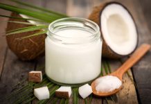 Cum folosesti si care sunt beneficiile uleiului de cocos pentru par?