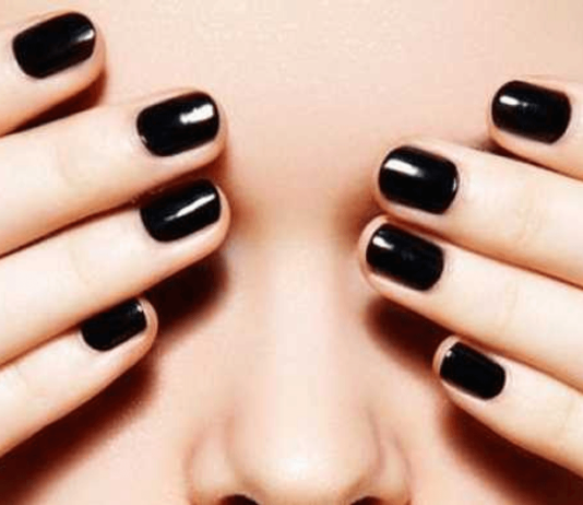 Care modele de unghii negre scurte sunt la moda?