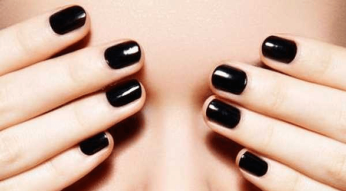 Care modele de unghii negre scurte sunt la moda?