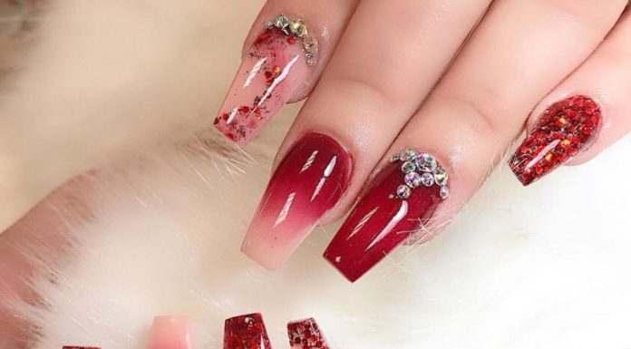 Ce modele de unghii rosii cu strasuri sa-ti faci anul acesta?