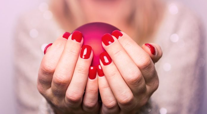 Care sunt cele mai noi modele de unghii rosii cu auriu?